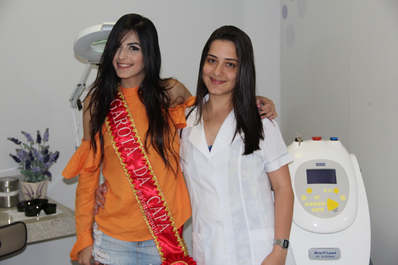 Vencedora do concurso Garota da Capa, Helen Ferreira, visita a LaserVip, em BM